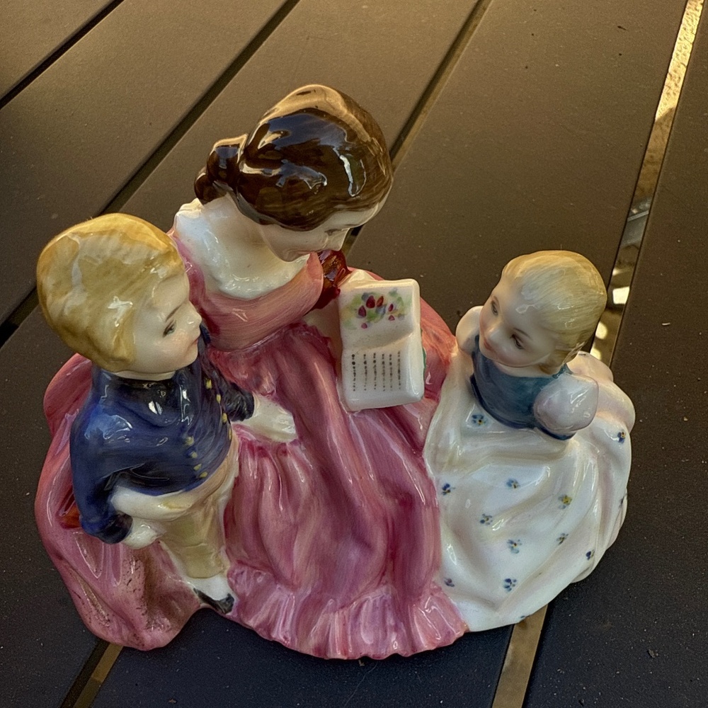 Doulton Figurine - Story Time